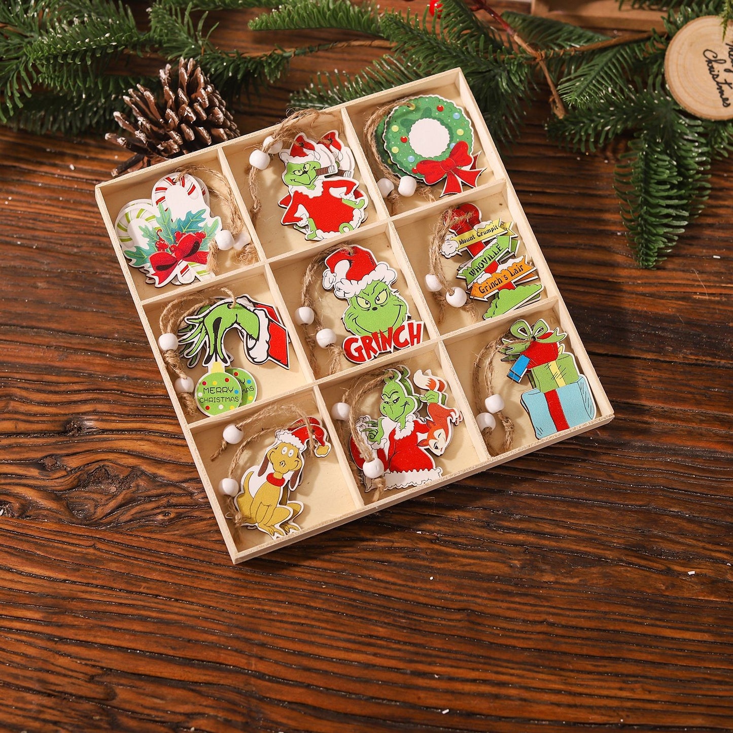 Set 18 Decoratiuni de Craciun din Lemn Model Grinch / Elfi / Turta dulce